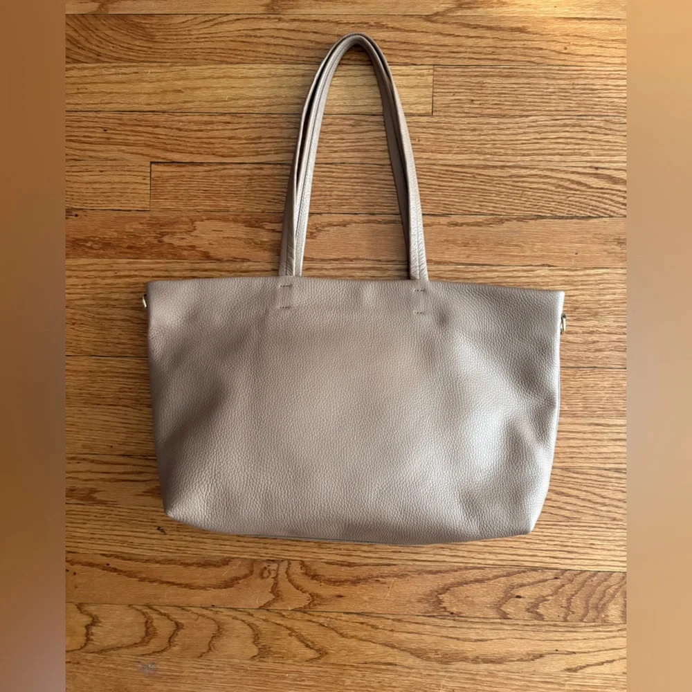 Cuyana Small Easy Zipper Tote in Cappuccino - Picture 2 of 6